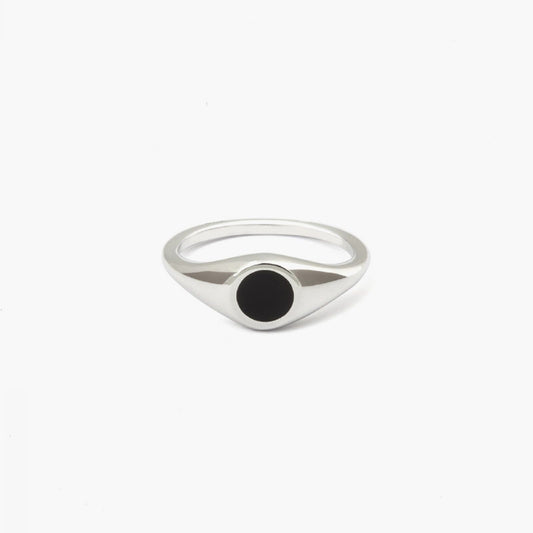 Anello chevalier tondo mignolo Nove25 Timeless unisex in argento e smalto nero