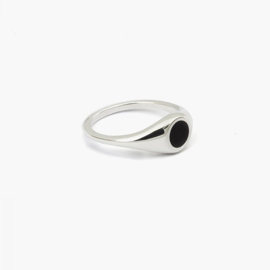 Anello chevalier tondo mignolo Nove25 Timeless unisex in argento e smalto nero