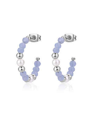 Orecchini semicerchio da donna S'agapõ Glint realizzati in acciaio con sfere di vetro azzurre e perla bianca centrale SGI23