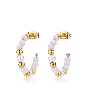 Orecchini semicerchio da donna S'agapõ Glint realizzati in acciaio dorato con sfere di vetro bianche e perla bianca centrale SGI25